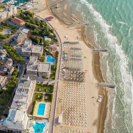 Fantastic Flat With Pool View Just Steps From The Sea Apartmán