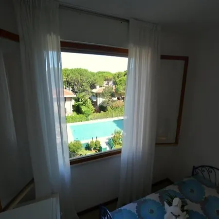 Fantastic Flat With Pool View Just Steps From The Sea Apartmán