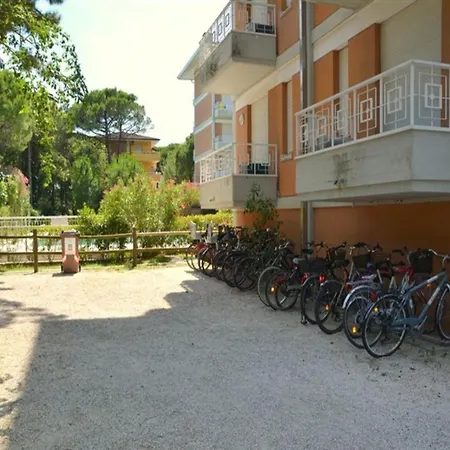 Fantastic Flat With Pool View Just Steps From The Sea Apartmán Lignano Sabbiadoro