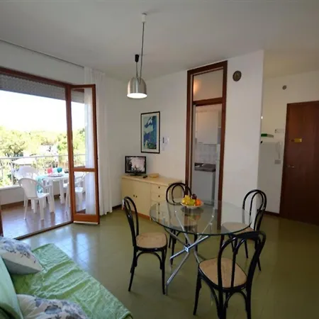 Fantastic Flat With Pool View Just Steps From The Sea